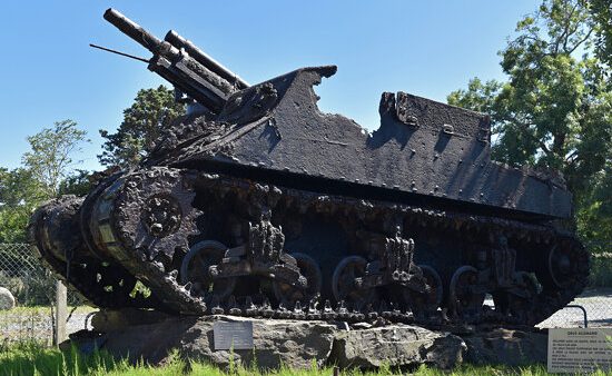 Военная техника на пляже, поднятая со дна Ла-Манша. 