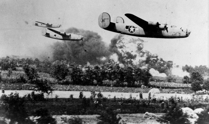 Бомбардировщики B-24D на малой высоте приближаются к нефтеперерабатывающим заводам в Плоешти. 1 августа 1943 г.