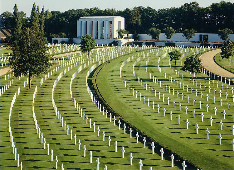 г. Кембридж. Военное кладбище американских солдат времён Второй мировой войны , расположенное между деревнями Котон и Мэдингли. 