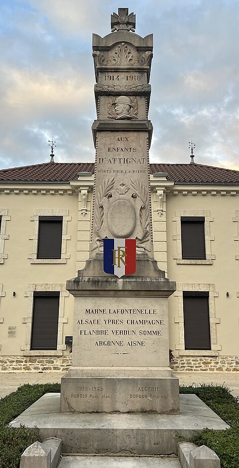 г. Аттиньят. Военный мемориал. 