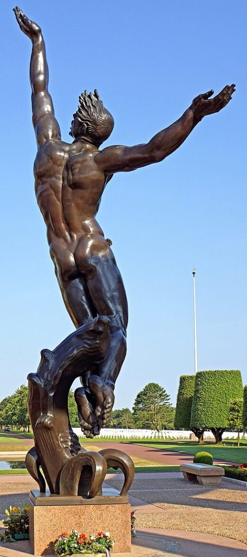 Статуя духу американской молодежи, поднимающегося из волн.