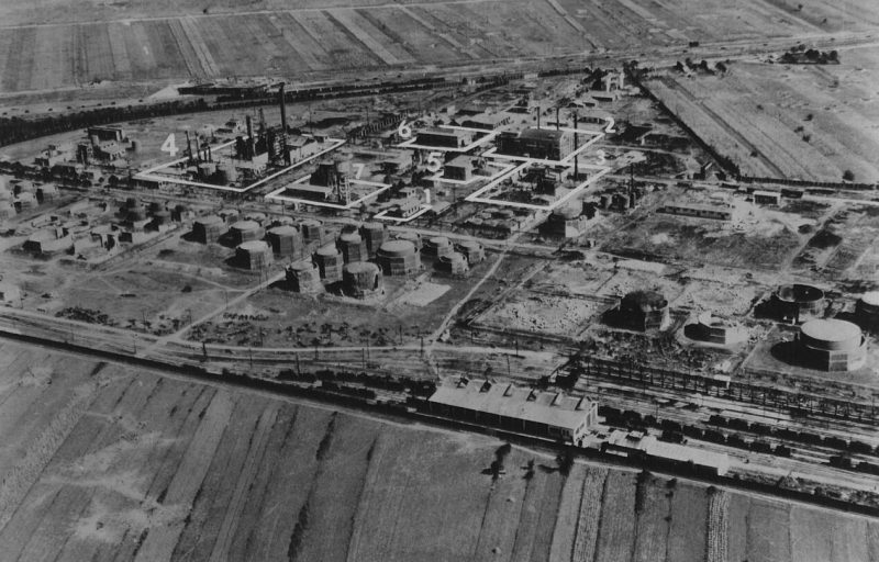 Нефтеперерабатывающий завод Creditul Minier до бомбардировки, где: насосная станция (1), электростанция (2), перегонные кубы (3), установка Даббса (4), лаборатория (5), механический цех (6), установка очистки (7). 1 августа 1943 г.