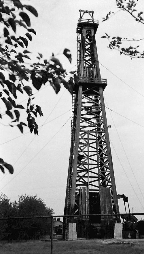 Вышка на нефтепромысле Плоешти. Июль 1943 г.