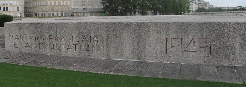 Стены мемориала. 