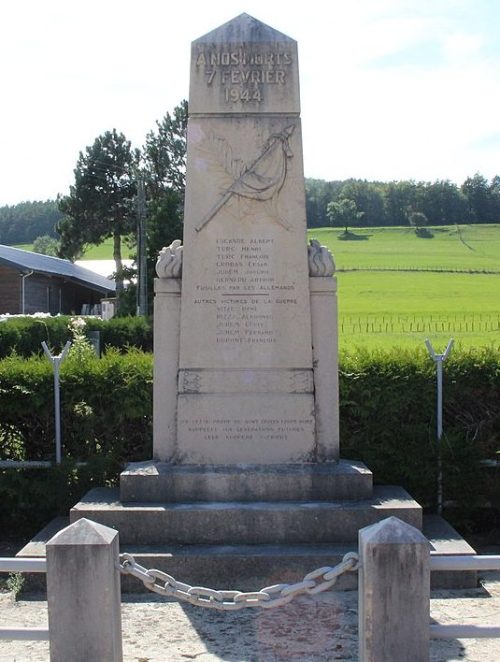 п. Корлье. Памятник погибшим во Второй мировой войне.
