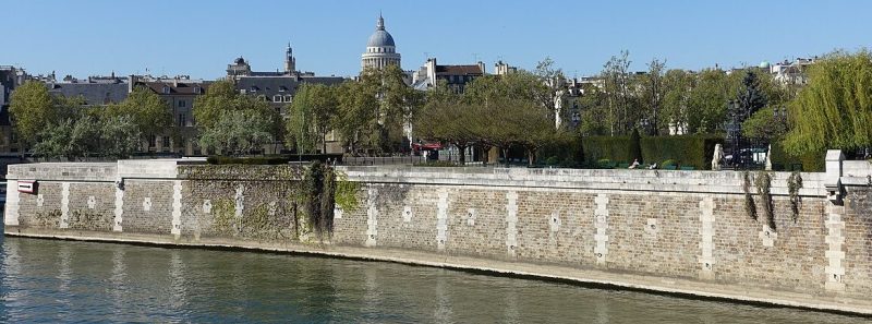 Стены мемориала. 