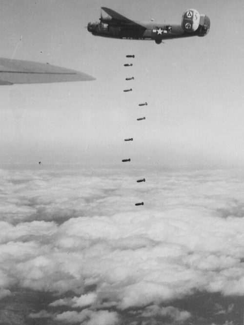 Самолет B-24 «Либерейтор» из состава 15-й афганской воздушной эскадрильи сбрасывает бомбы на сортировочные станции в Плоешти. 1 августа 1943 г.