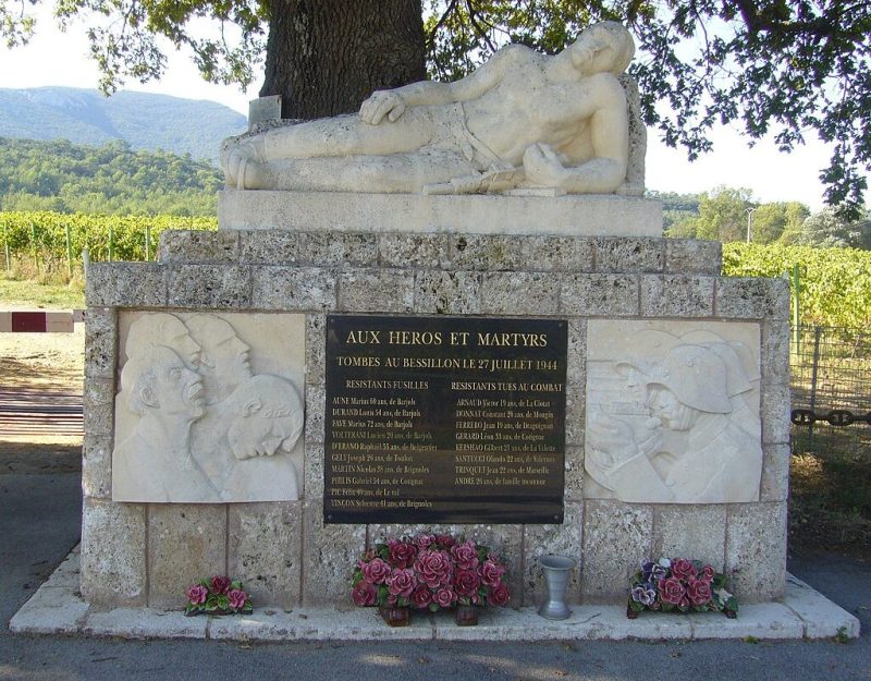п. Бессильон. Памятник погибшим членам Сопротивления 27 июля 1944 года.