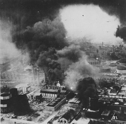 Нефтеперерабатывающий завод «Астра Романа» под бомбардировкой. 1 августа 1943 г.