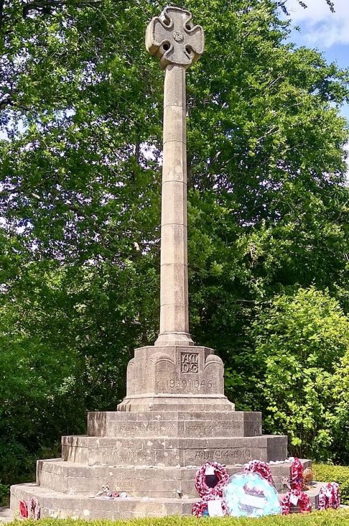 п. Оксшотт. Военный мемориал.