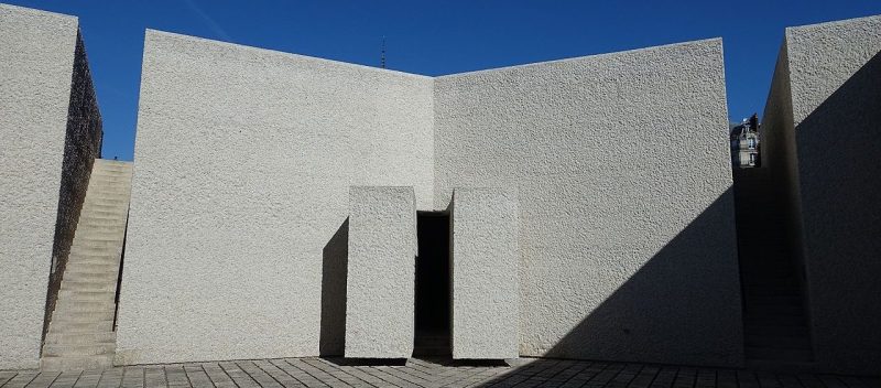 Двор мемориала.