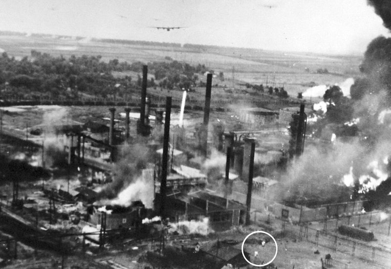 Нефтеперерабатывающий завод «Астра Романа» под бомбардировкой. 1 августа 1943 г.