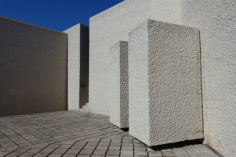 Двор мемориала.