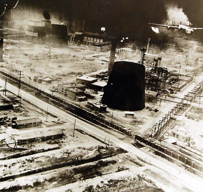 Нефтеперерабатывающий завод «Астра Романа» под бомбардировкой. 1 августа 1943 г.