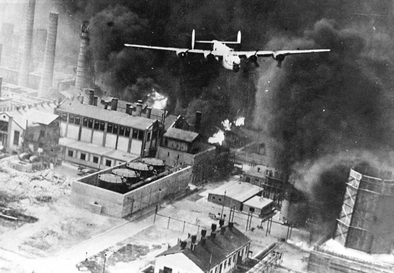 B-24 пролетает над горящим нефтеперерабатывающим заводом в Плоешти. 1 августа 1943 г.