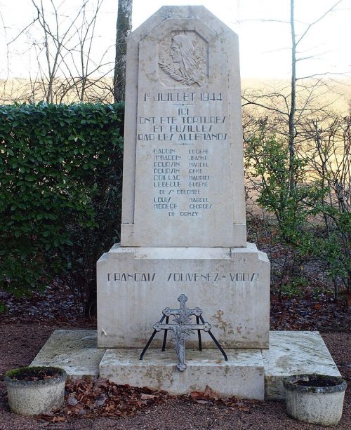 п. Сент-Коломб-де-Буа. Памятник погибшим бойцам Сопротивления.