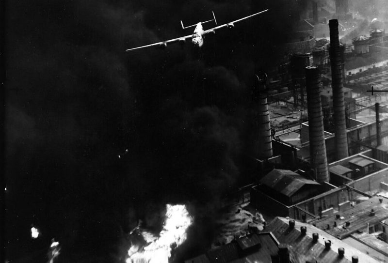 B-24 пролетает над горящим нефтеперерабатывающим заводом в Плоешти. 1 августа 1943 г.