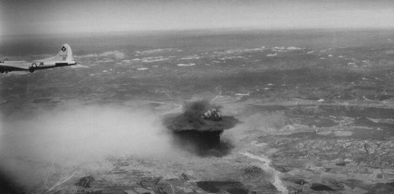 B-24 пролетает над горящим нефтеперерабатывающим заводом в Плоешти. 1 августа 1943 г.
