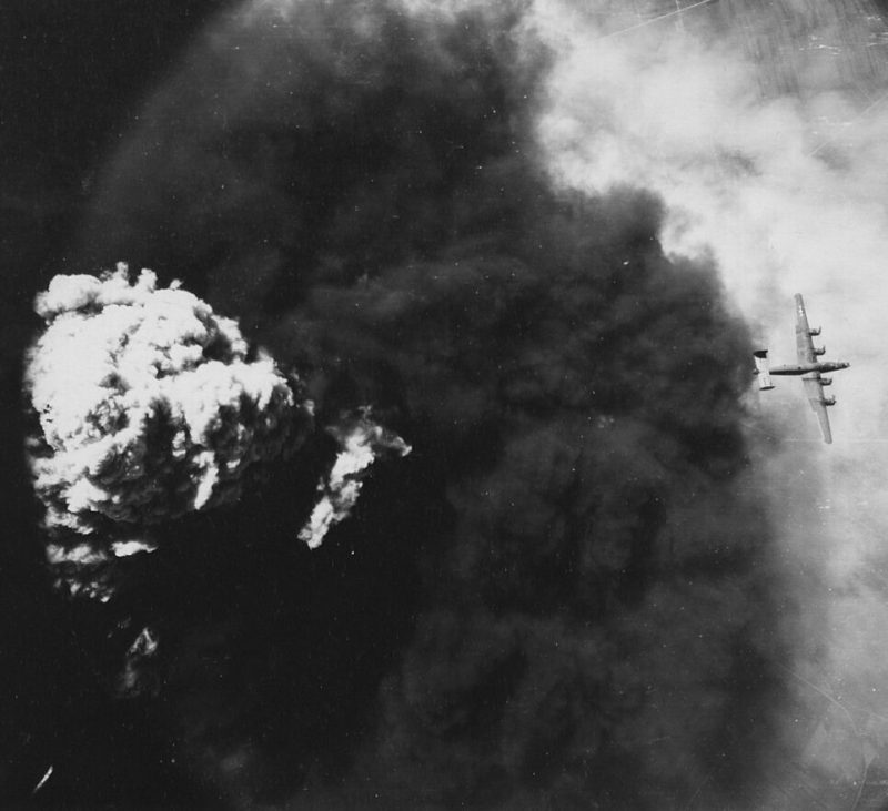 B-24 пролетает над горящим нефтеперерабатывающим заводом в Плоешти. 1 августа 1943 г.