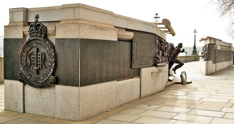 Две части мемориала. 