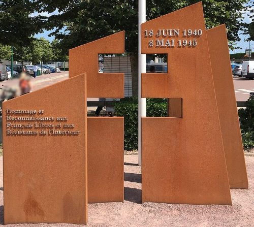 г. Сент-Мер-Эглиз. Памятник Сопротивлению.