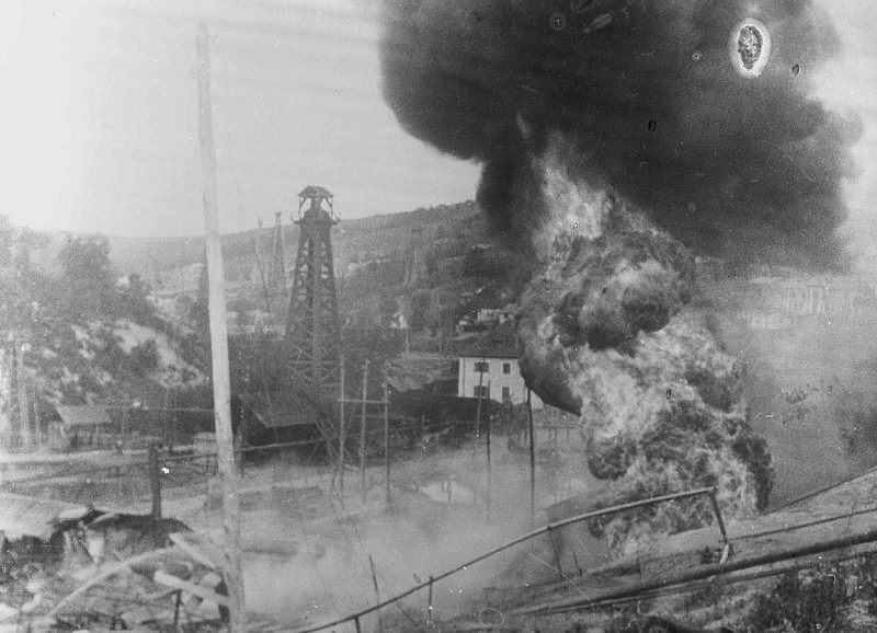 Пожары и разрушения на нефтепромысле. 1 августа 1943 г.