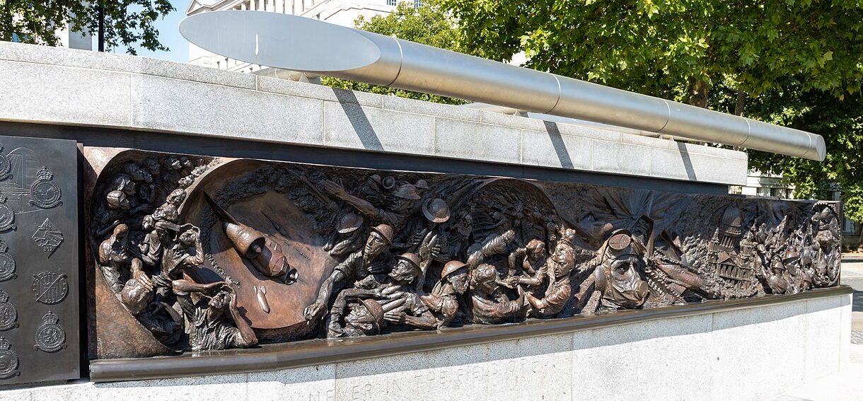 Скульптурные стелы.