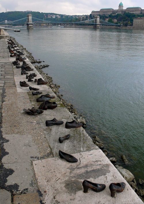 г. Будапешт. Мемориал «Туфли на набережной Дуная» в честь жертв Холокоста. 