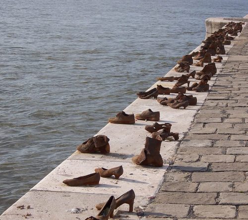 г. Будапешт. Мемориал «Туфли на набережной Дуная» в честь жертв Холокоста. 