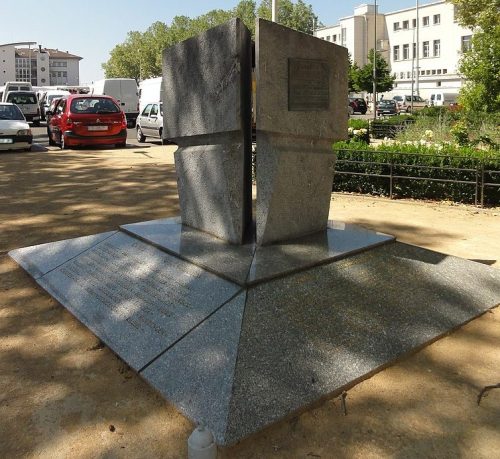 п. Брон. Памятник сопротивляющимся и депортированным. 