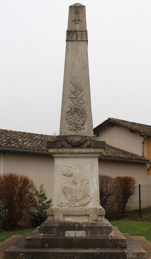 г. Сент-Этьен-сюр-Шаларонн. Военный мемориал. 