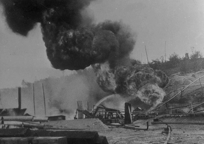 Пожары и разрушения на нефтепромысле. 1 августа 1943 г.