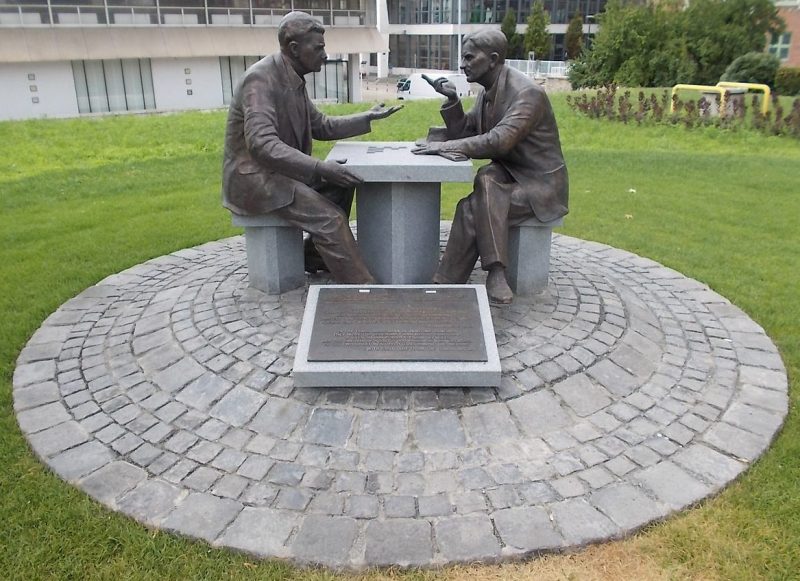 г. Будапешт. Памятник Холокосту – скульптуры Хенрику Славику и Йожефу Анталлу-старшему.