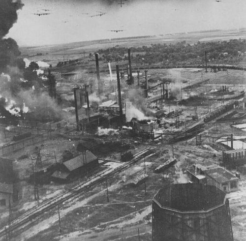 Нефтехранилище на НПЗ Columbia Aquila в огне. 1 августа 1943 г.