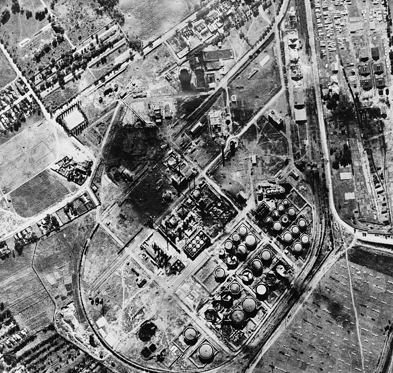 Нефтехранилище на НПЗ Columbia Aquila в огне. 1 августа 1943 г.