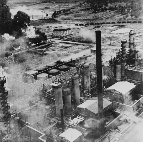 Нефтехранилище на НПЗ Columbia Aquila в огне. 1 августа 1943 г.
