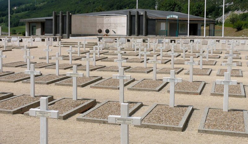 Кладбище бойцов на Сопротивления на мемориале. 