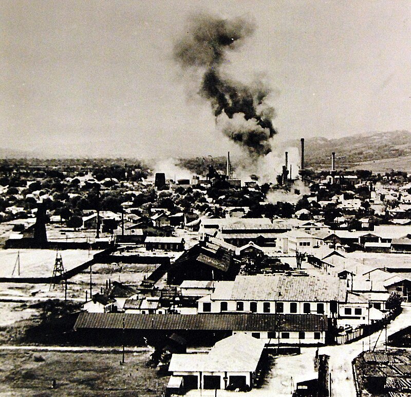 Горит нефтеперерабатывающий завод «Стяуа Романа». 1 августа 1943 г.