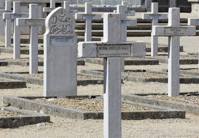 Кладбище бойцов на Сопротивления на мемориале. 