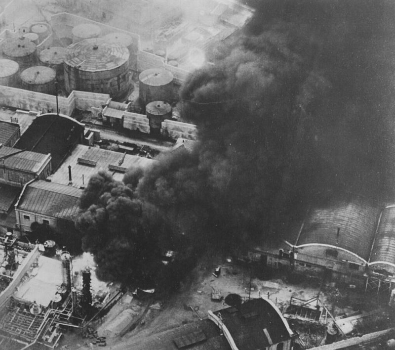 Горит нефтеперерабатывающий завод «Стяуа Романа». 1 августа 1943 г.