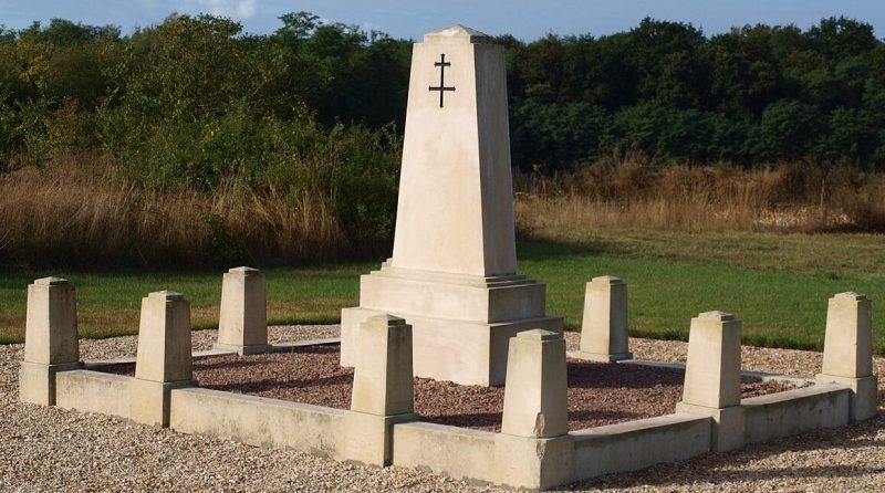 п. Прессиньи-ле-Пен. Памятник 5-ти погибшим бойцам сопротивления.