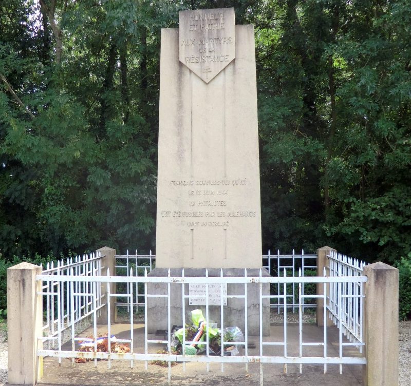 п. Вильнев. Памятник стрелкам Сопротивления. 