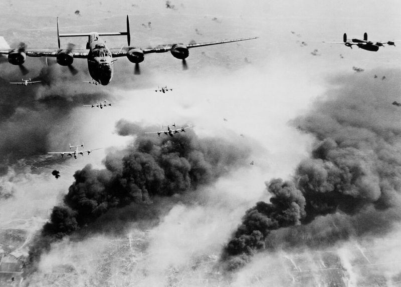 Бомбардировщики покидают Плоешти сквозь зенитный огонь. 1 августа 1943 г.