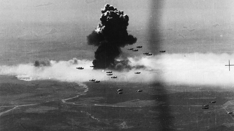 Бомбардировщики покидают Плоешти сквозь зенитный огонь. 1 августа 1943 г.