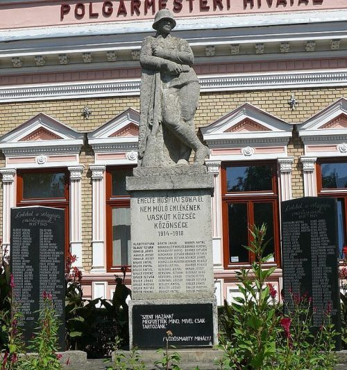 г. Вашкут. Мемориал погибшим в Первой и Второй мировых войнах. 