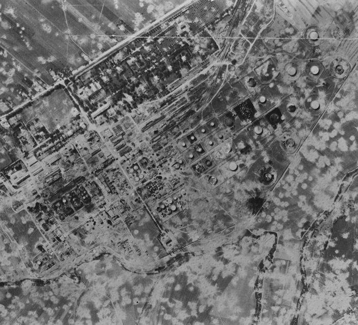 Вид с воздуха на нефтеперерабатывающий завод «Романо Американа» после бомбардировок. Август 1943 г. 