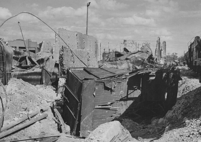 Повреждения от бомбардировки нефтеперерабатывающего завода Standard в Плоешти. Август 1943 г.