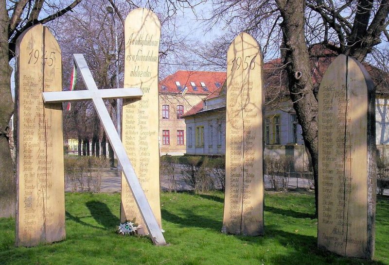 г. Дунавече. Памятник жертвам Второй мировой войны.