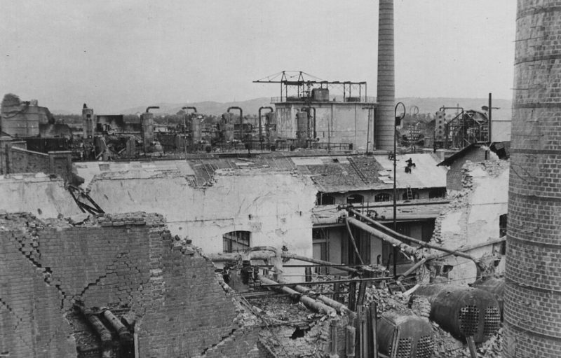 Разрушения нефтеперерабатывающего завода Vega компании Concordia. Август 1943 г.