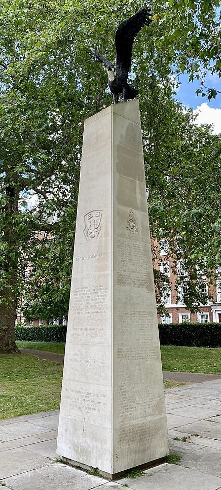 г. Лондон. Мемориал «Орлиным эскадрильям» посвящен службе трёх эскадрилий Королевских ВВС «Орлиные эскадрилий» в период с 1940 по 1942 год во время Битвы за Британию.